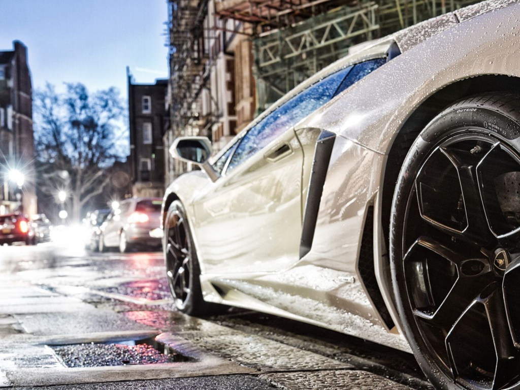 Ламборгини под дождем на городской улице