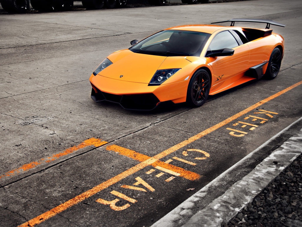 Оранжевый автомобиль Lamborghini Murcielago LP 670-4 Super Veloce