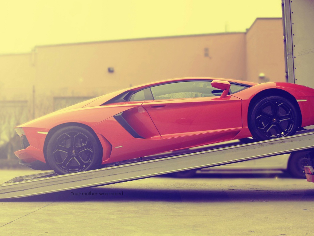 Красный Lamborghini Aventador загружается в грузовик