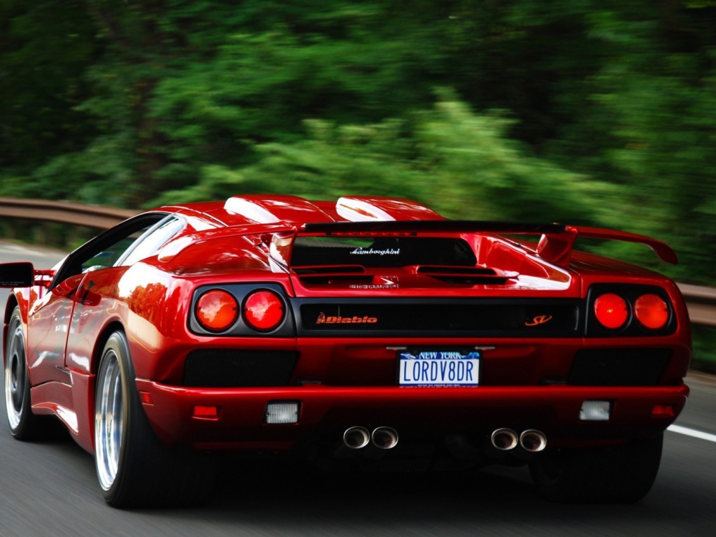 Красный Ламборигини Diablo на дороге