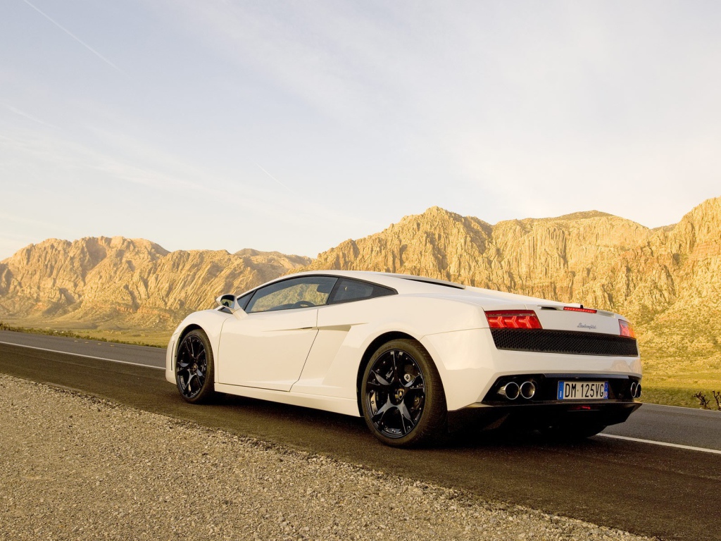 Белый Lamborghini Gallardo в Долине монументов