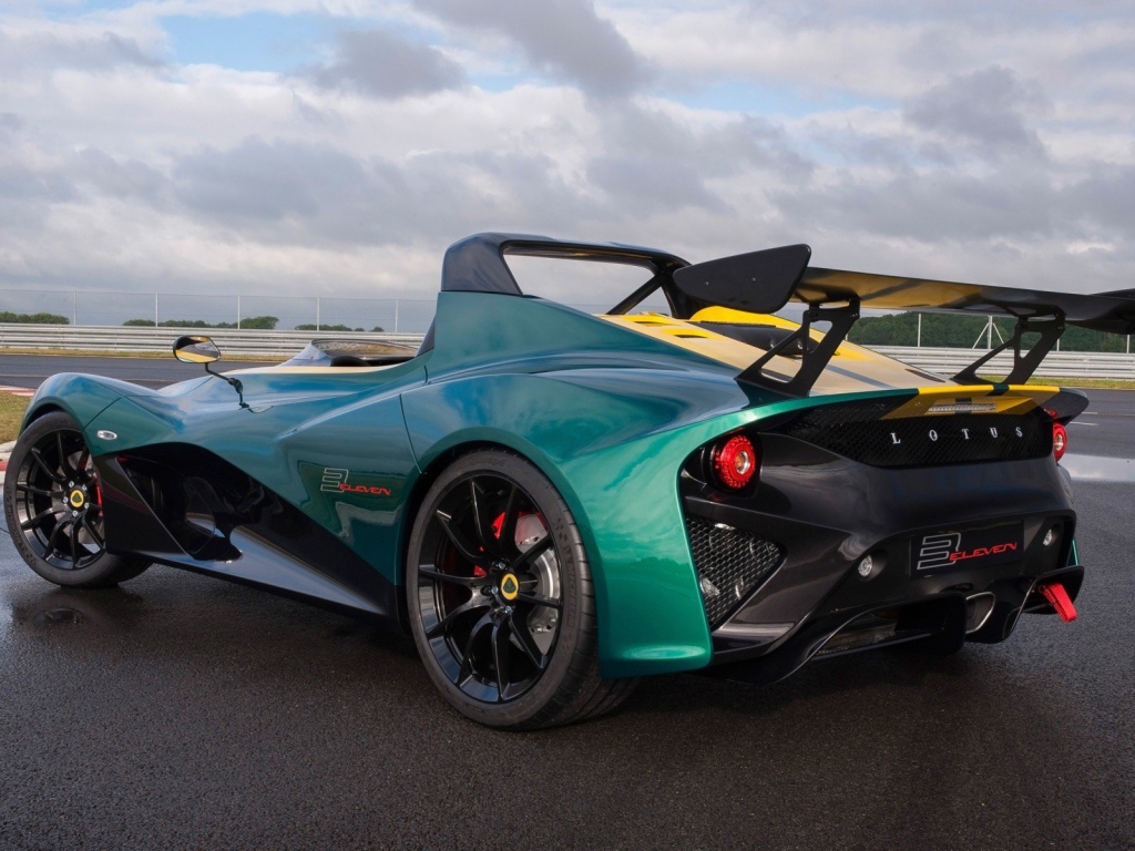 Спортивный Lotus 3-Eleven на автодроме