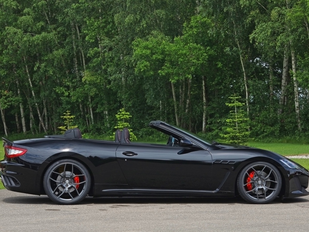 Черный кабриолет Maserati на фоне леса
