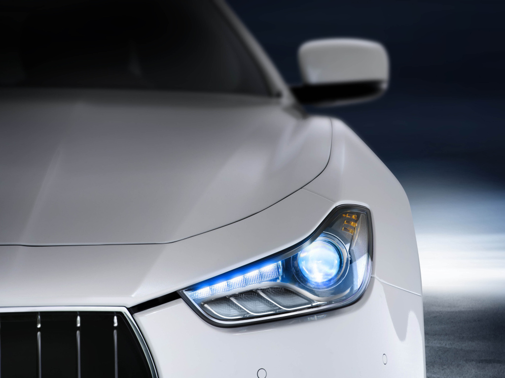 Передняя фара авто Maserati