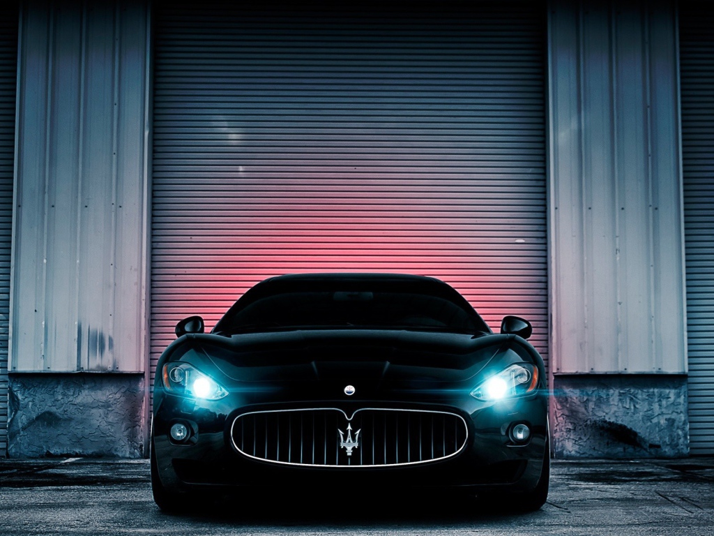 Неоновые фары черного Maserati