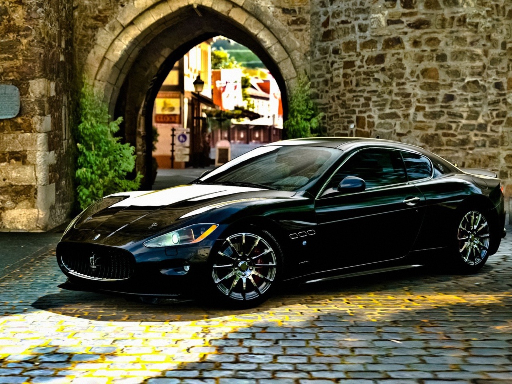 Стильный черный автомобиль Maserati