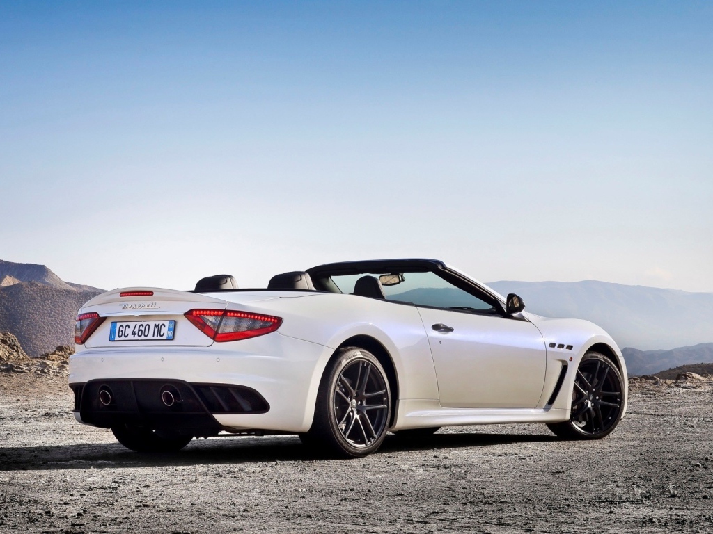 Белый кабриолет Maserati на фоне гор
