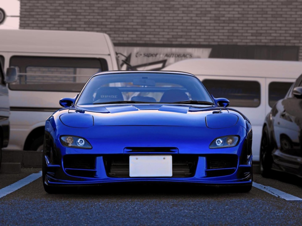 Голубая Mazda RX-7 на парковке