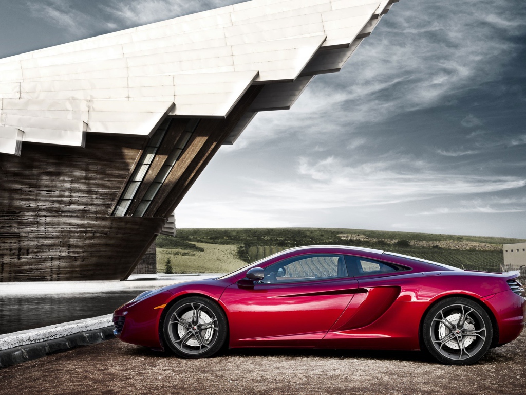 Спортивный McLaren MP4-12C у здания