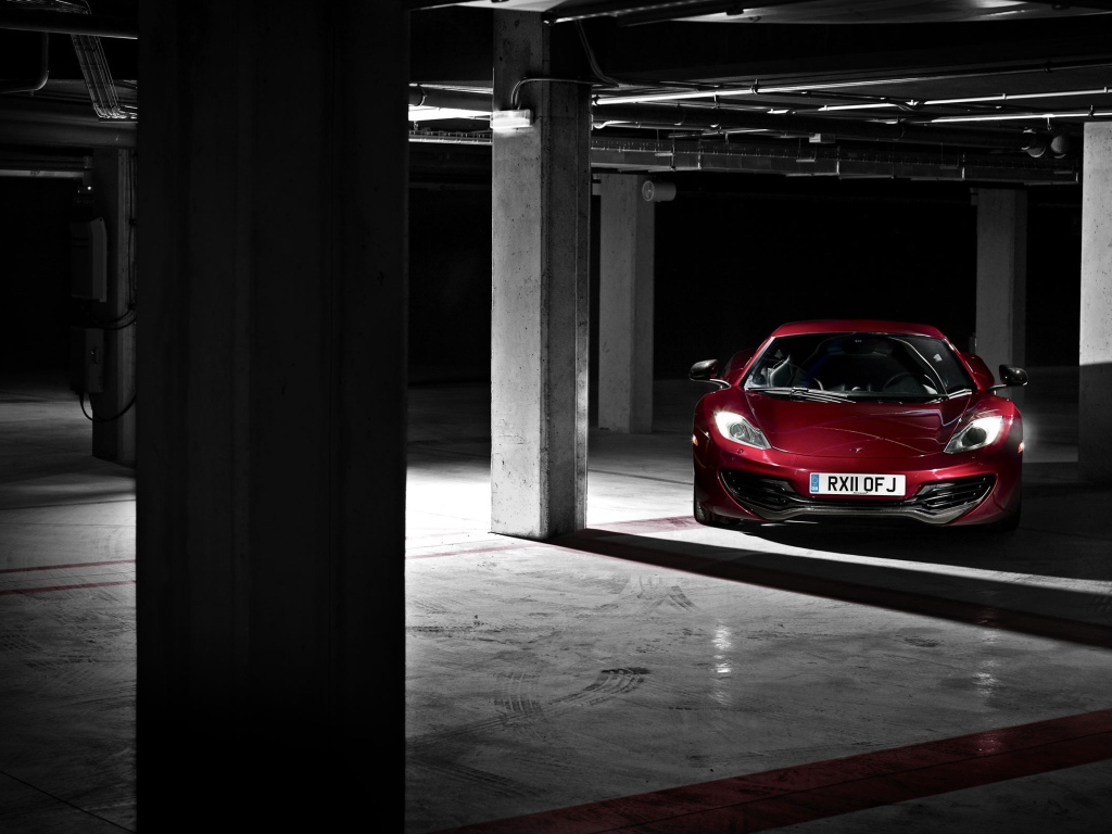 Красный McLaren MP4-12C на подземной парковке