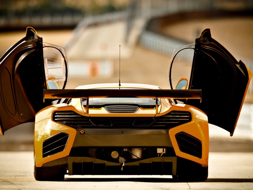 Желтый McLaren MP4-12C с открытыми дверями