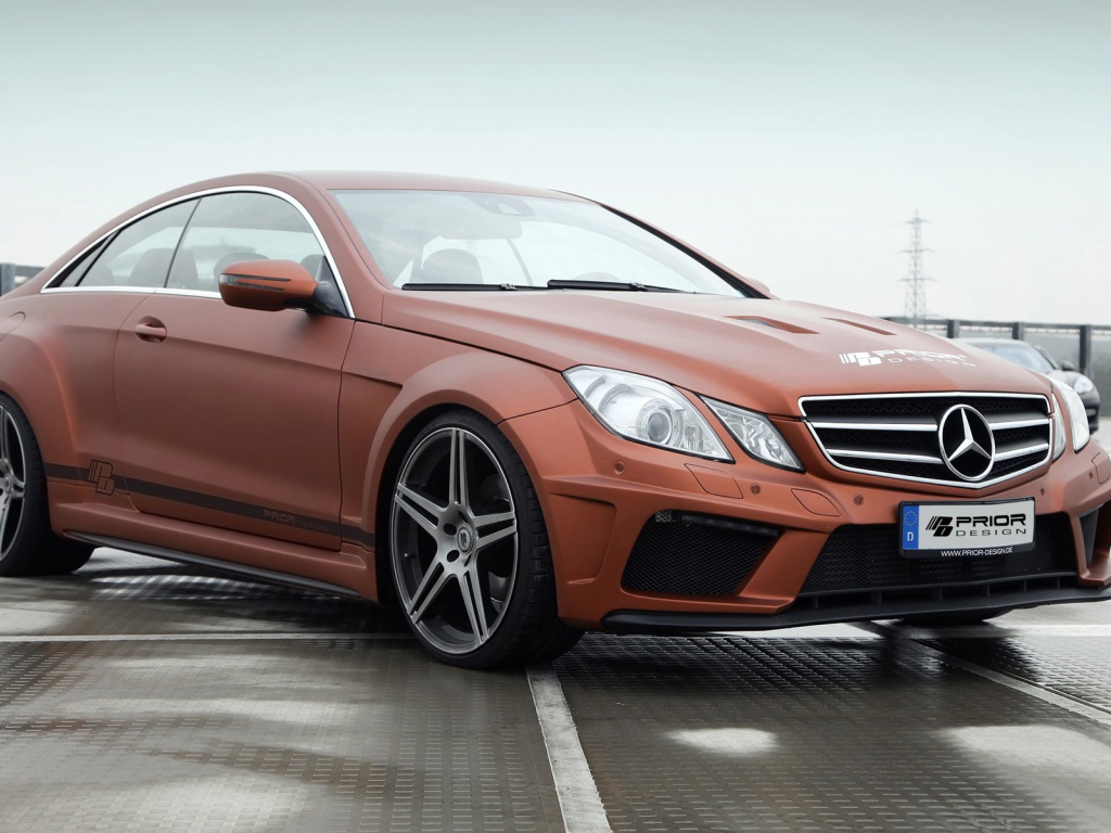 Красивый автомобиль Mercedes-Benz E-Class Coupe PD850 Black Edition