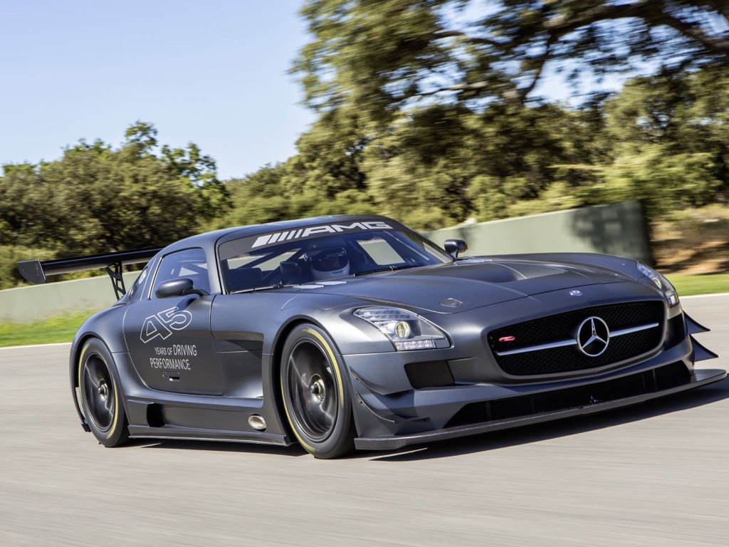 Черный гоночный автомобиль Mercedes SLS