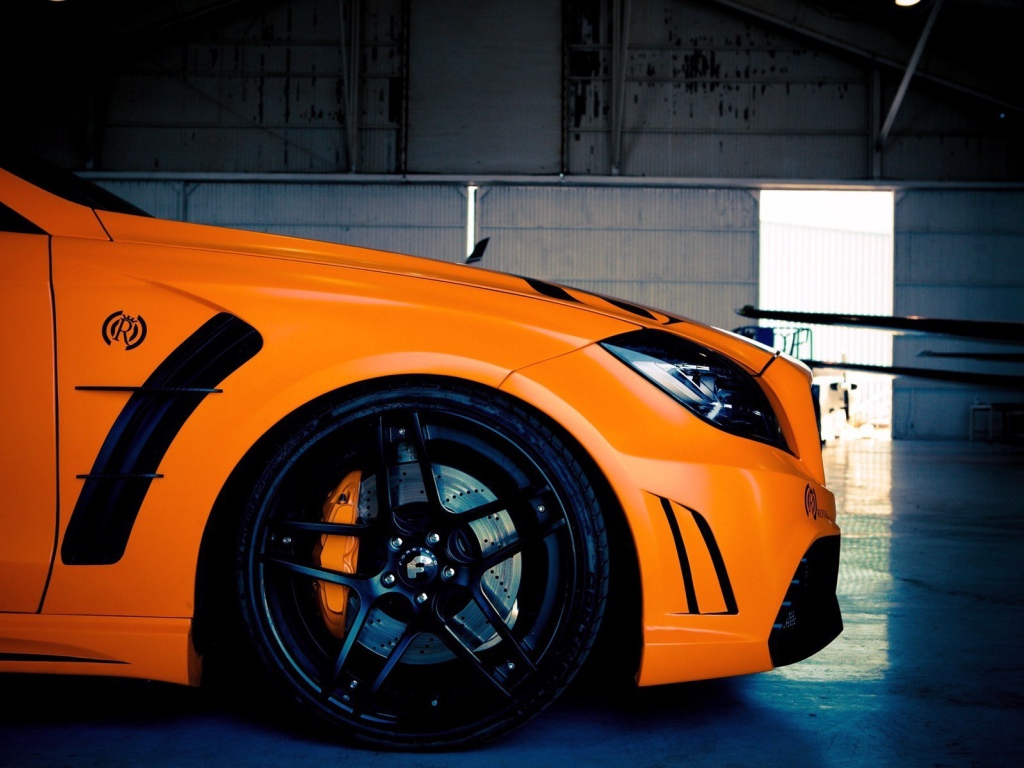 Капот и черные колеса оранжевого Mercedes-Benz CLS 63 AMG