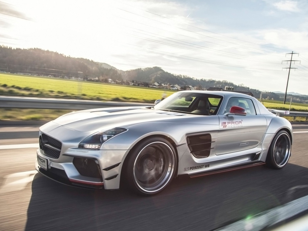 Быстрый серебристый Mercedes-Benz SLS AMG