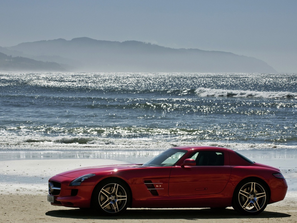 Красный Мерседес на песке пляжа