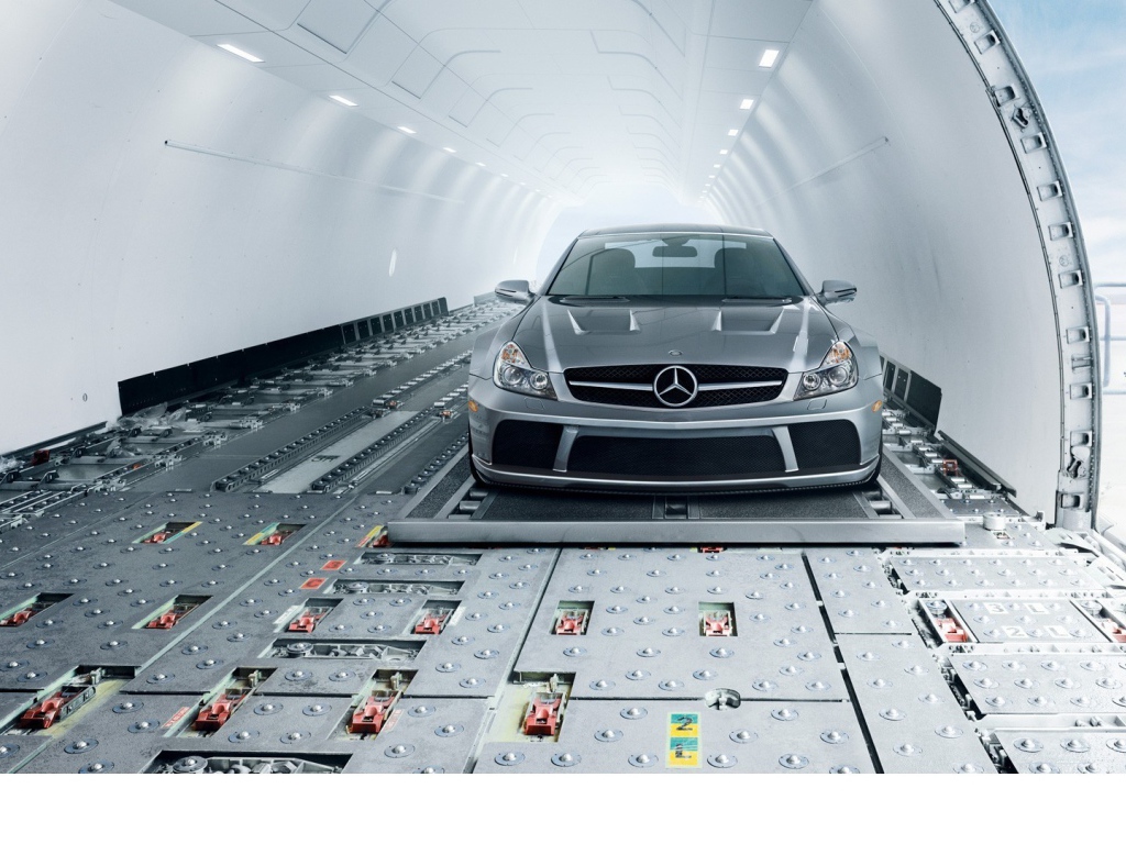 Серебристый Mercedes-Benz в транспортном самолете