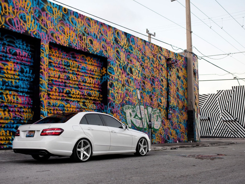 Белый Mercedes-Benz у раскрашенного гаража