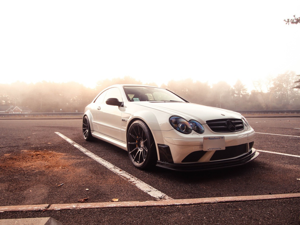 Белый Mercedes-Benz на парковке