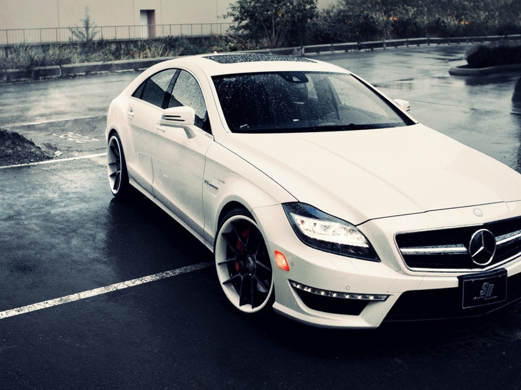 Белый супер автомобиль Mercedes-Benz