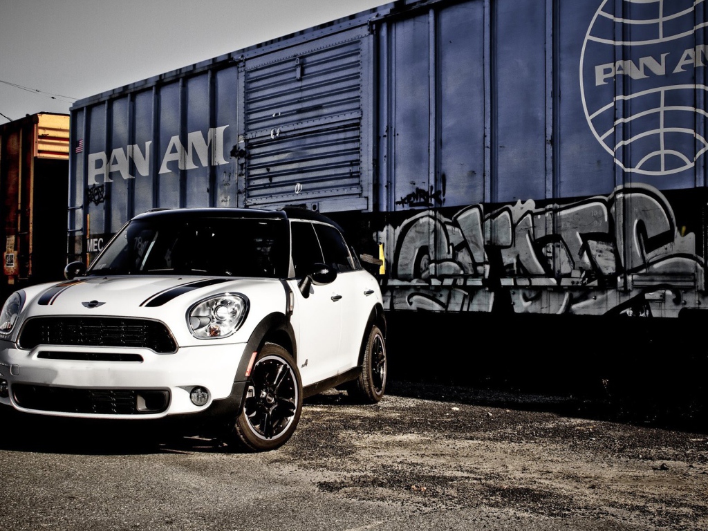 Белый Mini Cooper возле железной дороги