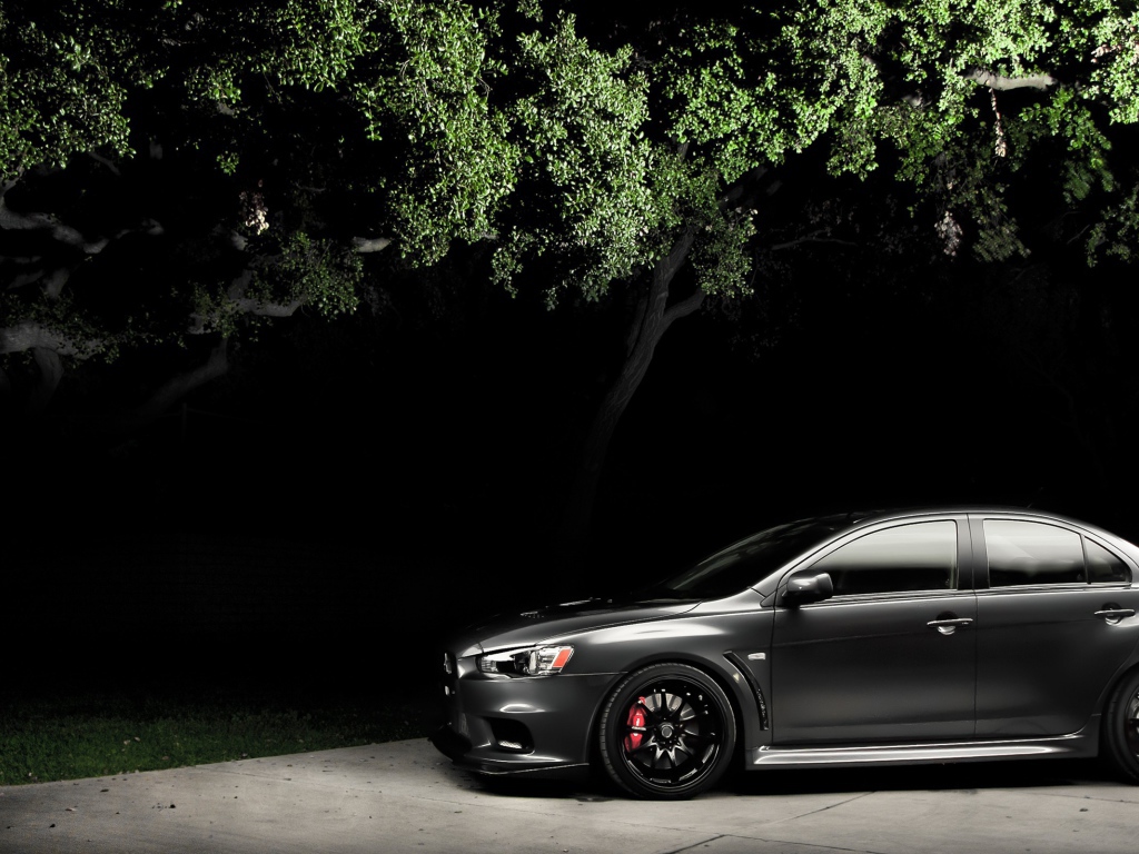Черный Mitsubishi Lancer Evo X в ночи