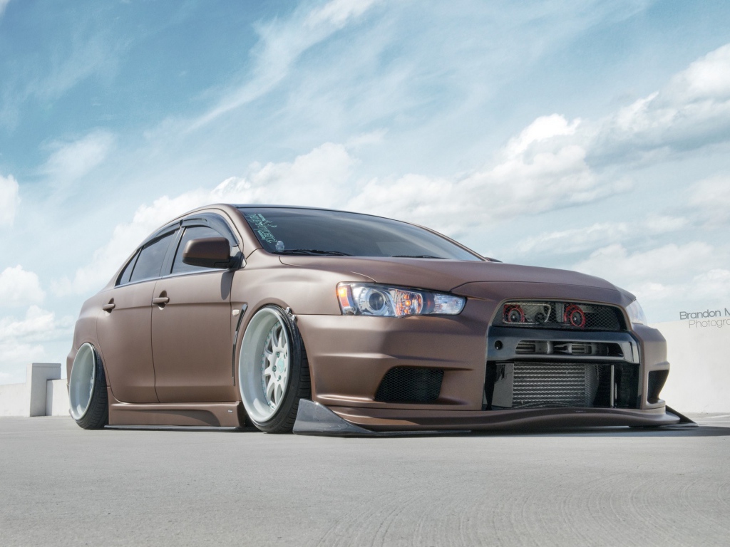 Автомобиль Mitsubishi Lancer Evo X шоколадного цвета