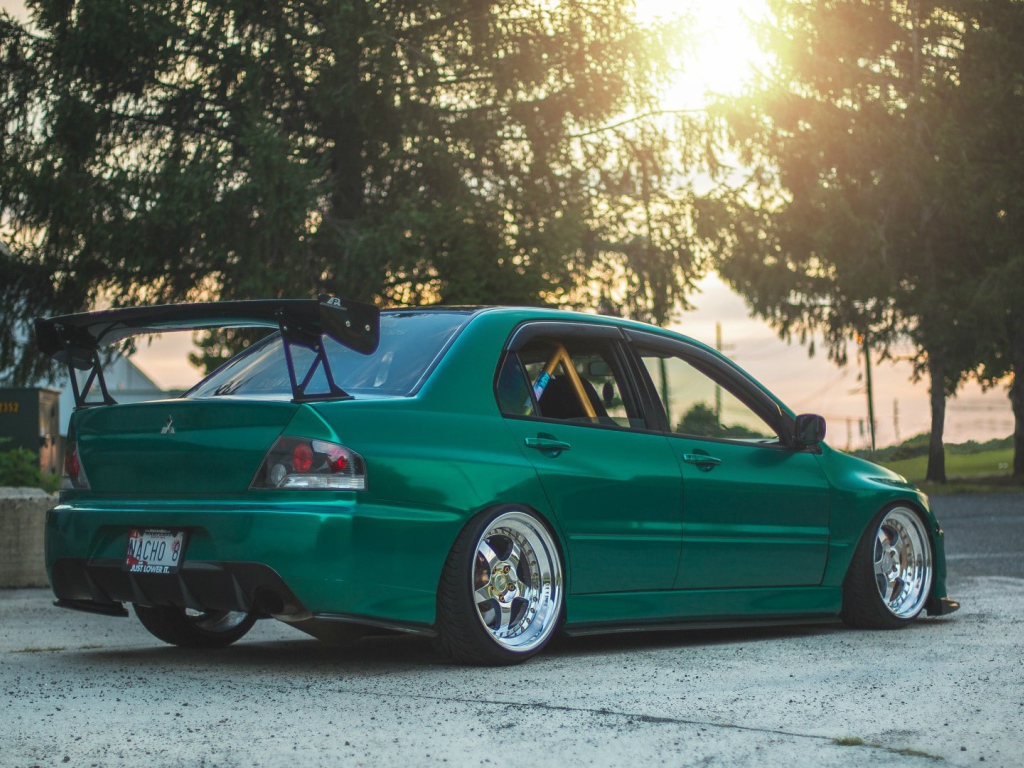 Темно зеленый Mitsubishi Lancer Evolution IX