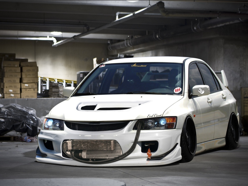 Белый Mitsubishi с низкой посадкой