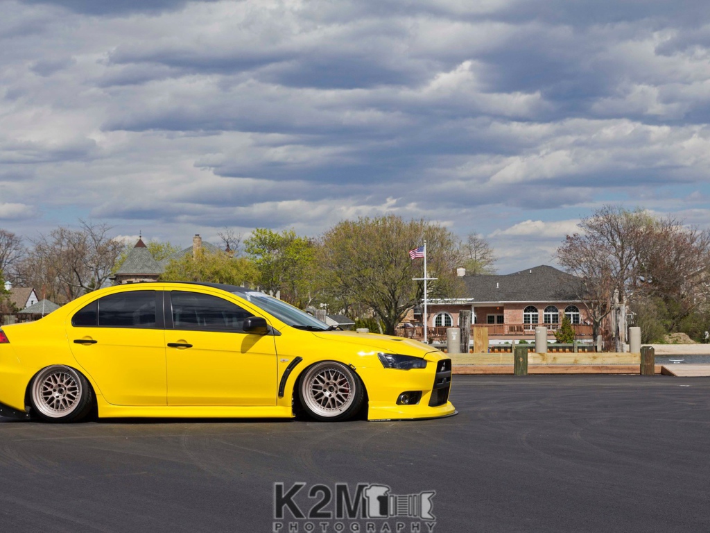 Желтый автомобиль Mitsubishi Lancer Evo X