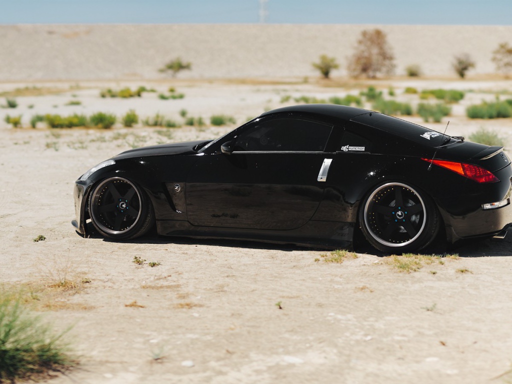Черный Nissan 350Z на белом песке