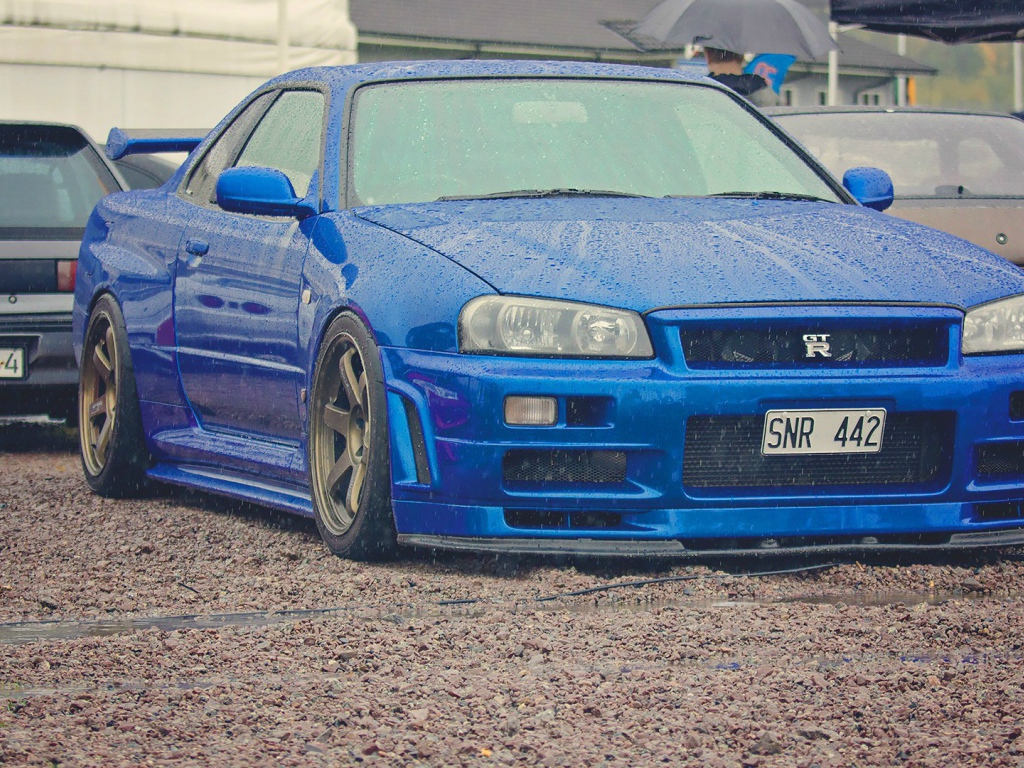 Синий Nissan Skyline GT-R
