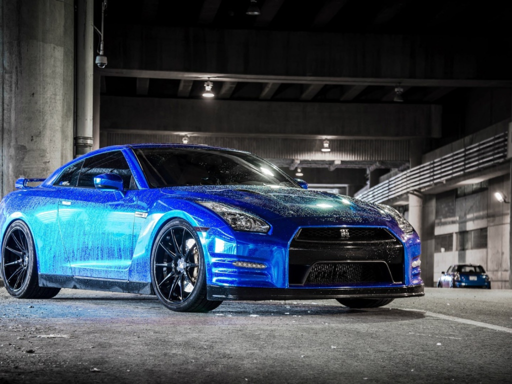 Синий автомобиль Nissan GT-R