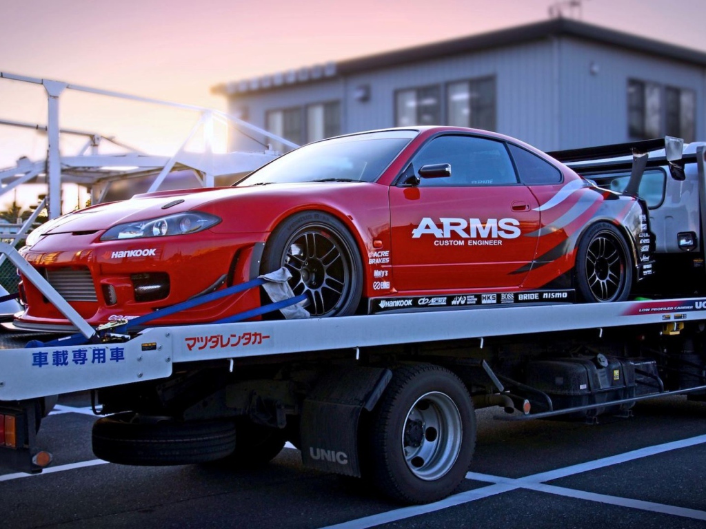 Автомобиль Nissan Silvia S15 на эвакуаторе
