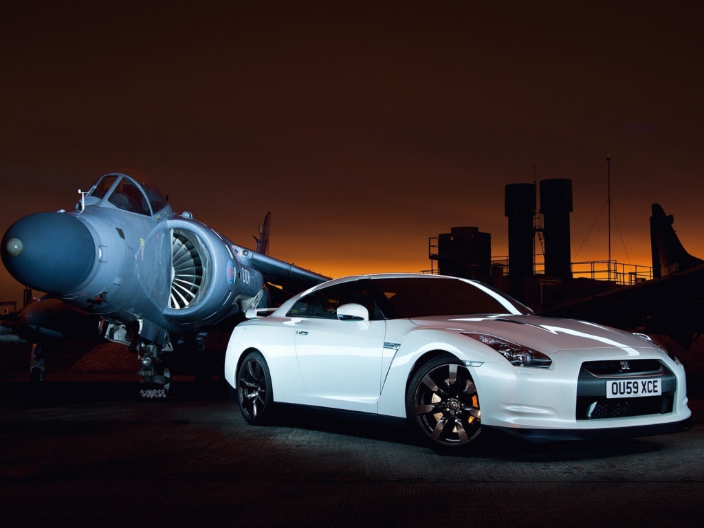 Истребитель и белый Nissan GT-R