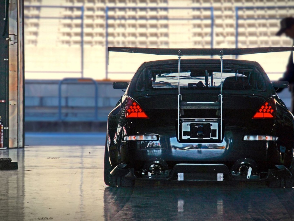 Автомобиль Nissan 350Z в гараже