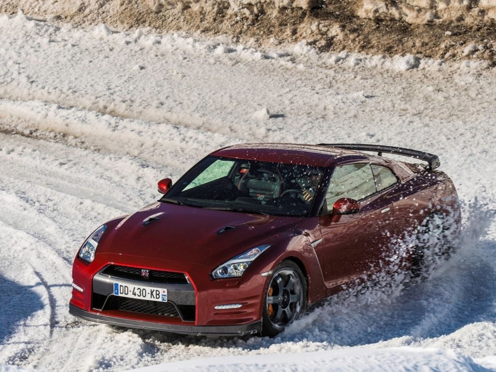 Дрифт красного Nissan по снегу
