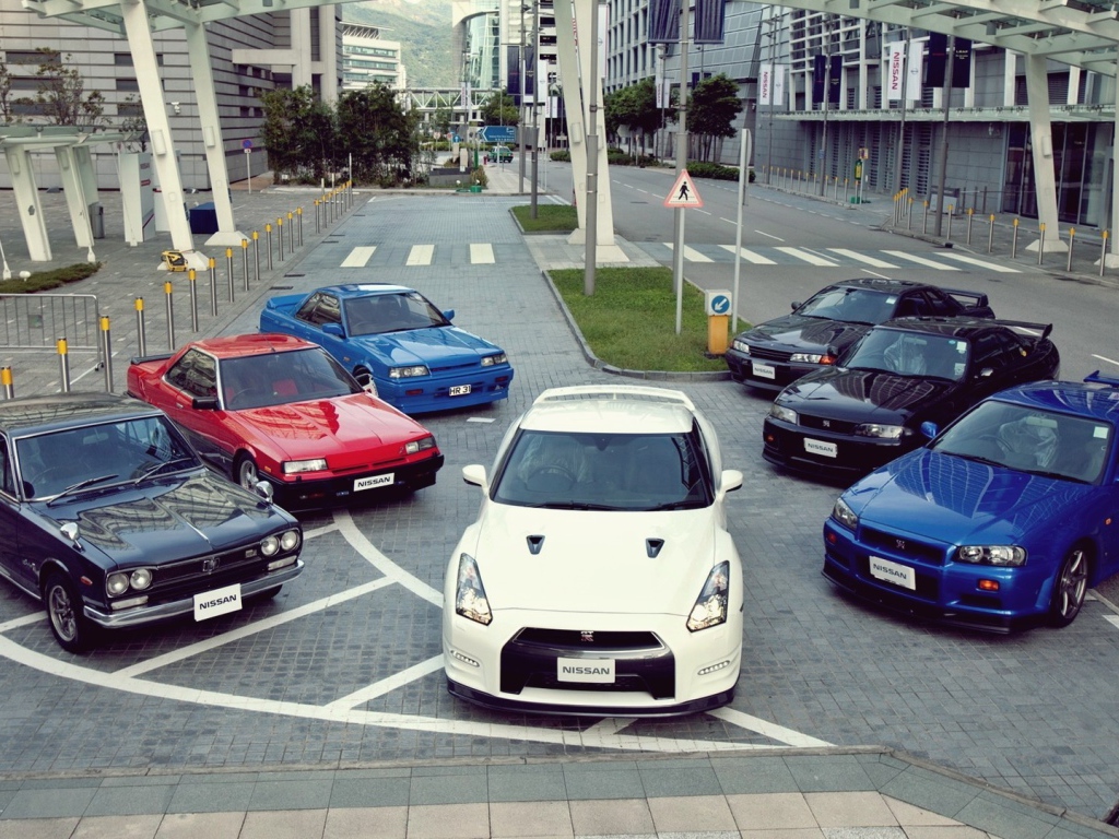 Автомобили Ниссан разных поколений