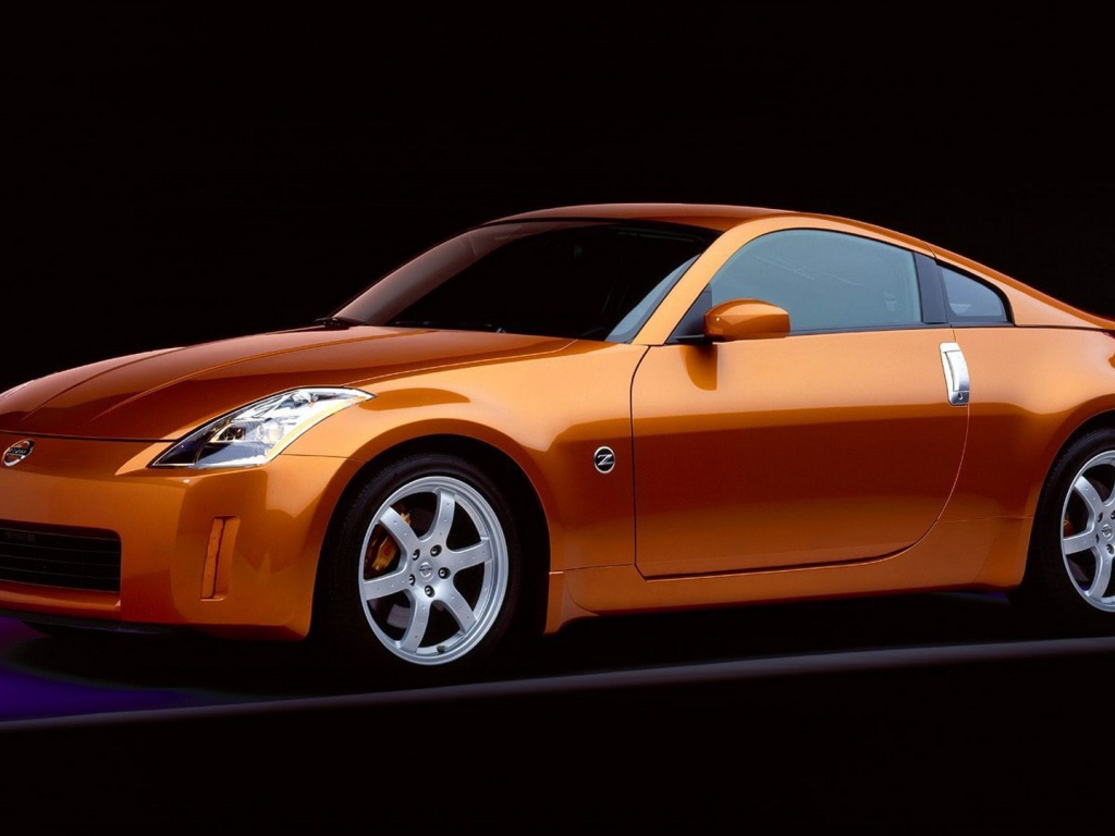 Оранжевый Nissan 350Z на черном фоне
