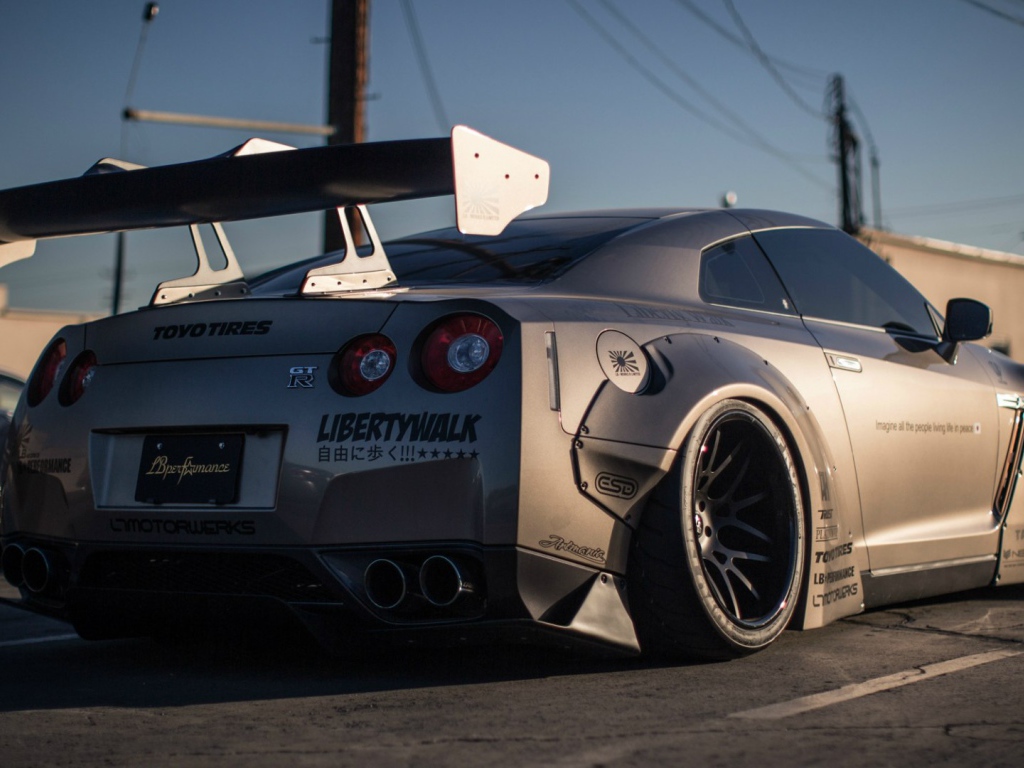 Гоночный Nissan GT-R