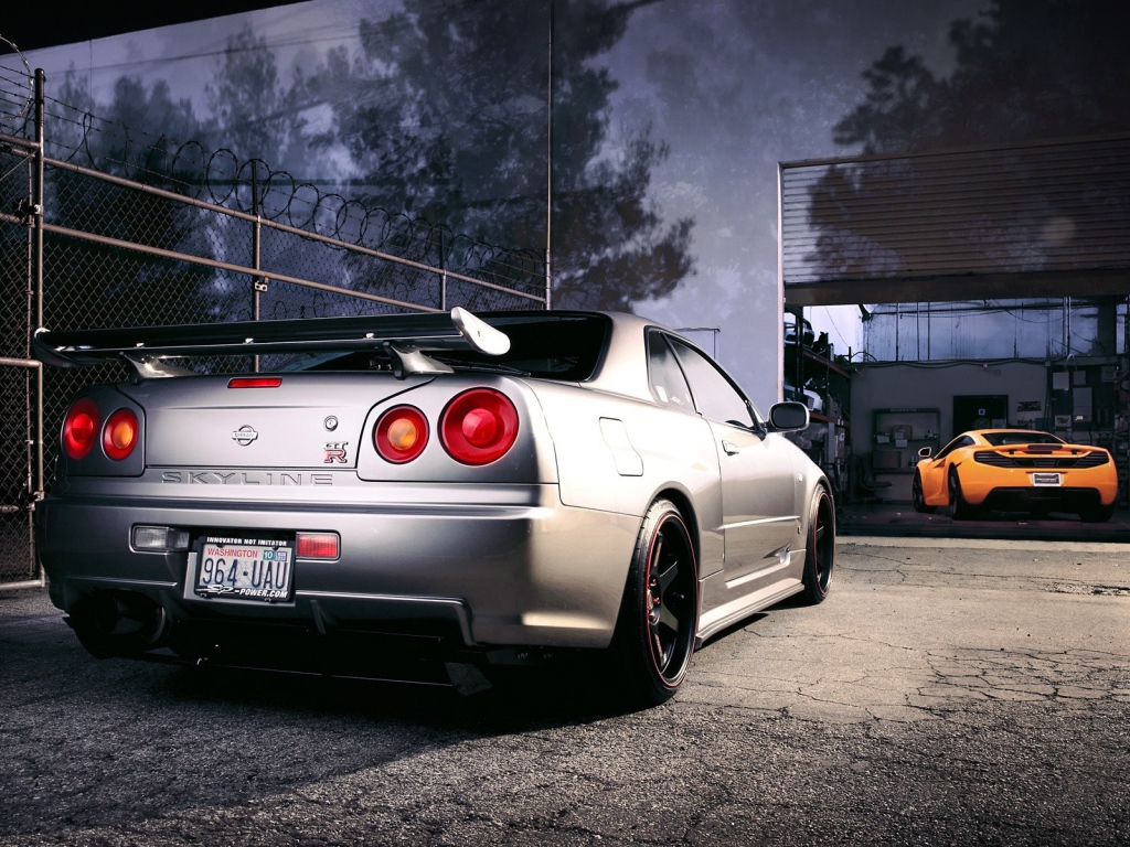 Серебристый Ниссан перед воротами