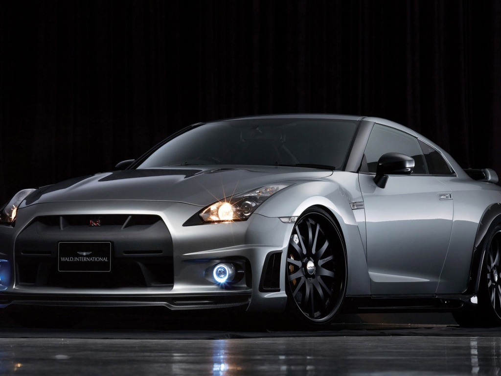 Серебристый автомобиль Nissan GT-R R35