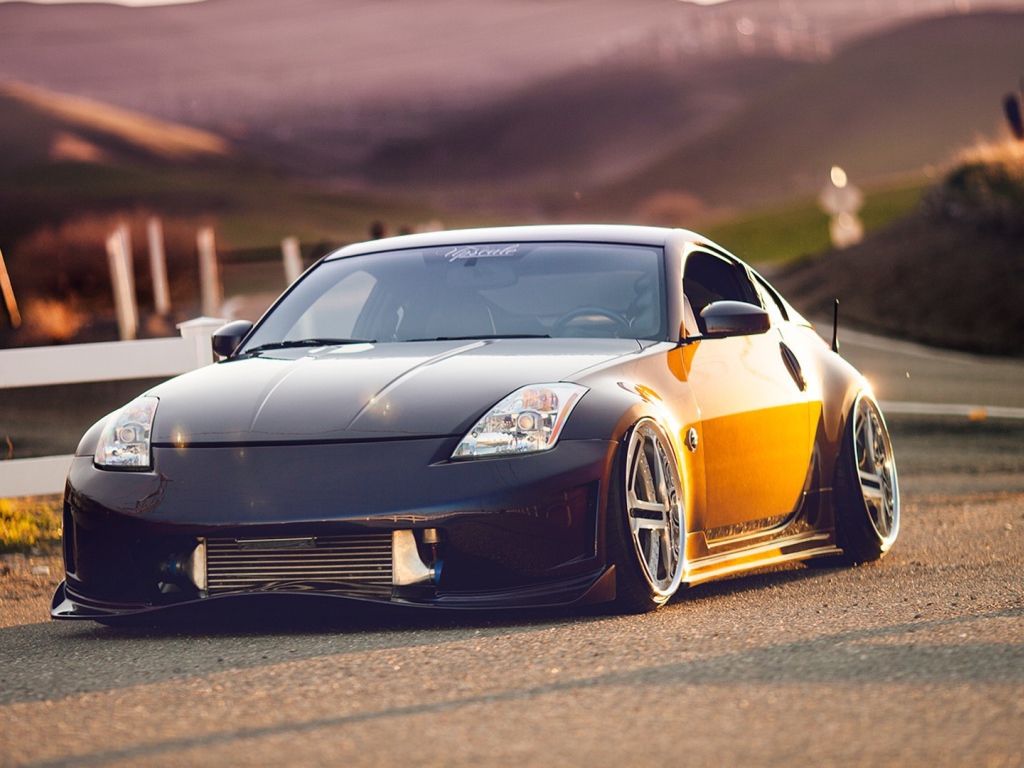 Тюнингованный Nissan 350Z на дороге