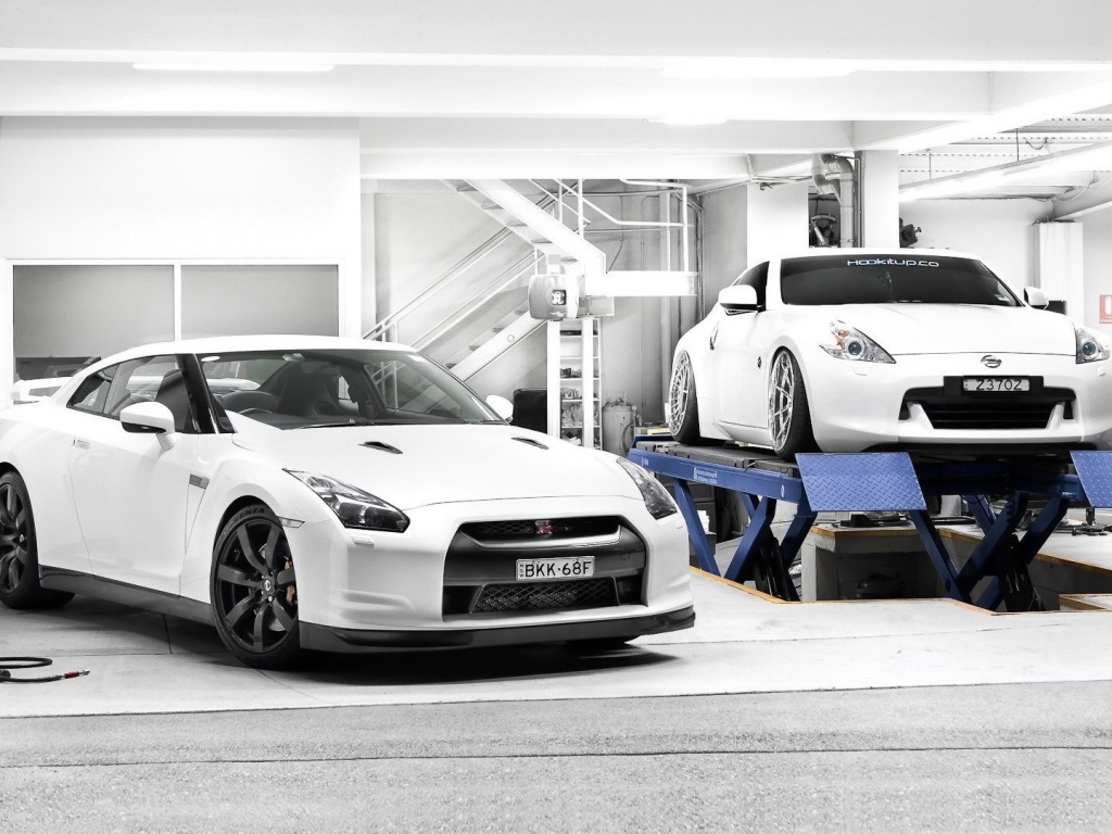 Белые Nissan 370Z в автосервисе