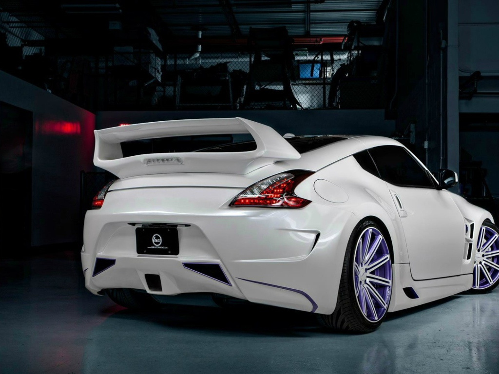 Спортивный белый Nissan 370Z