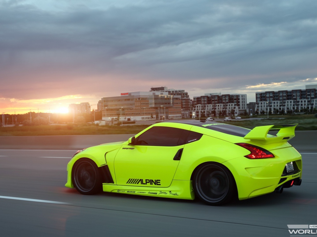Желтый Nissan 370Z на дороге