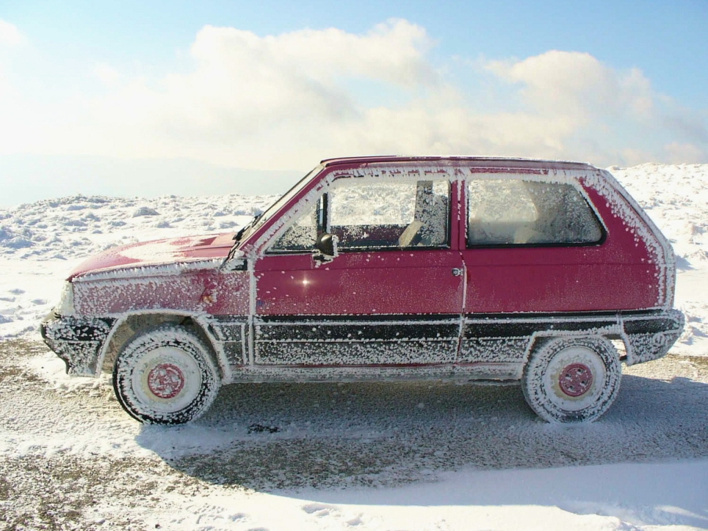 Розовый автомобиль в инее