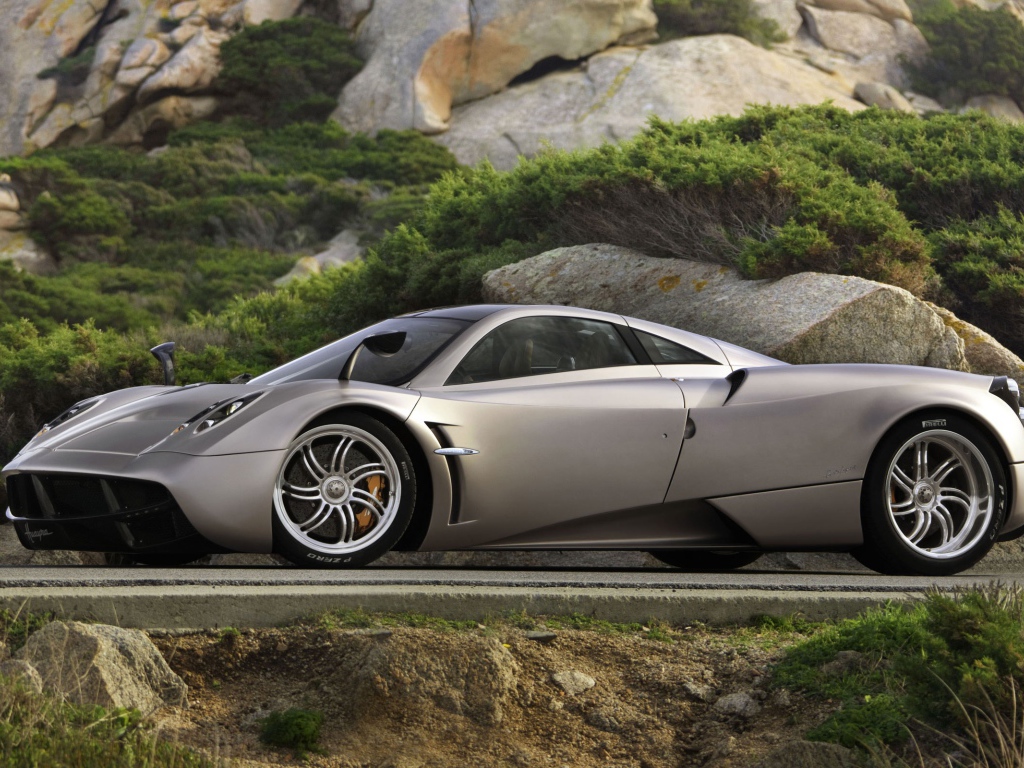 Серый Pagani на фоне камней