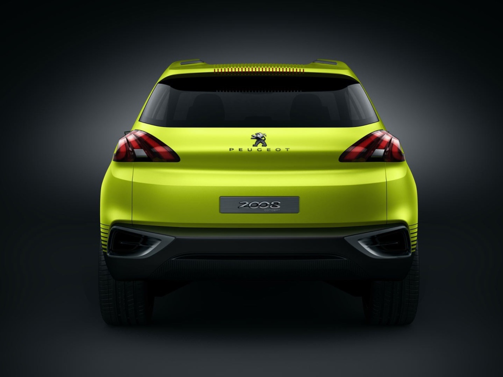 Вид сзади на желтый Peugeot 2008