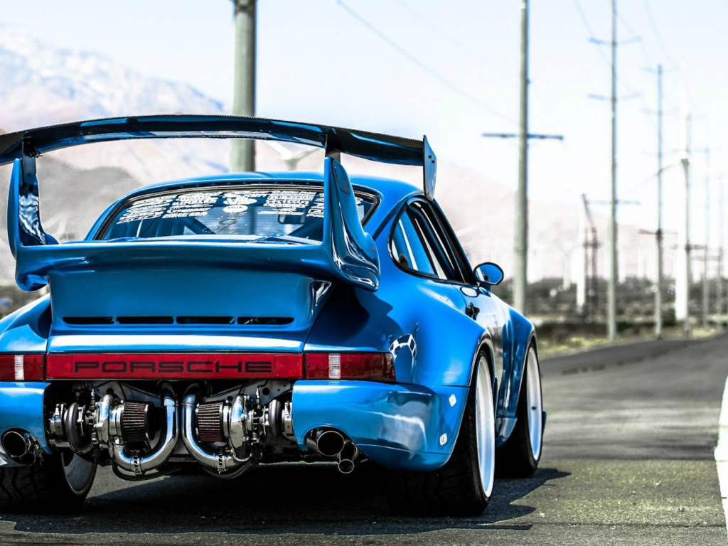 Синий спортивный Porsche 911